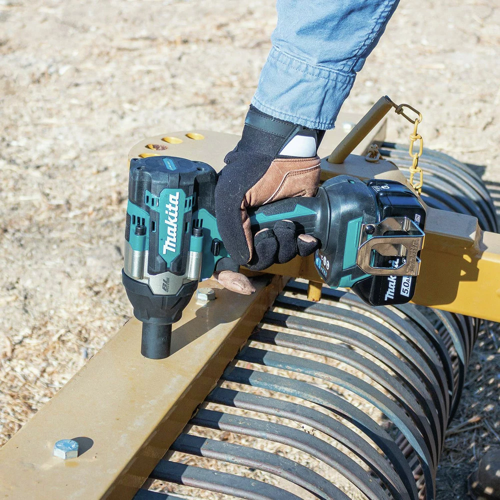 Makita XWT18T 18V LXT Brushless Lithium-Ion 1/2 In. Cordless Square Drive Mid-Torque Impact Wrench With Detent Anvil Kit With 2 Batteries (5 Ah) 15 Makita XWT18T 18V LXT Brushless Lithium-Ion 1/2 In. Cordless Square Drive Mid-Torque Impact Wrench With Detent Anvil Kit With 2 Batteries (5 Ah) - Image 13